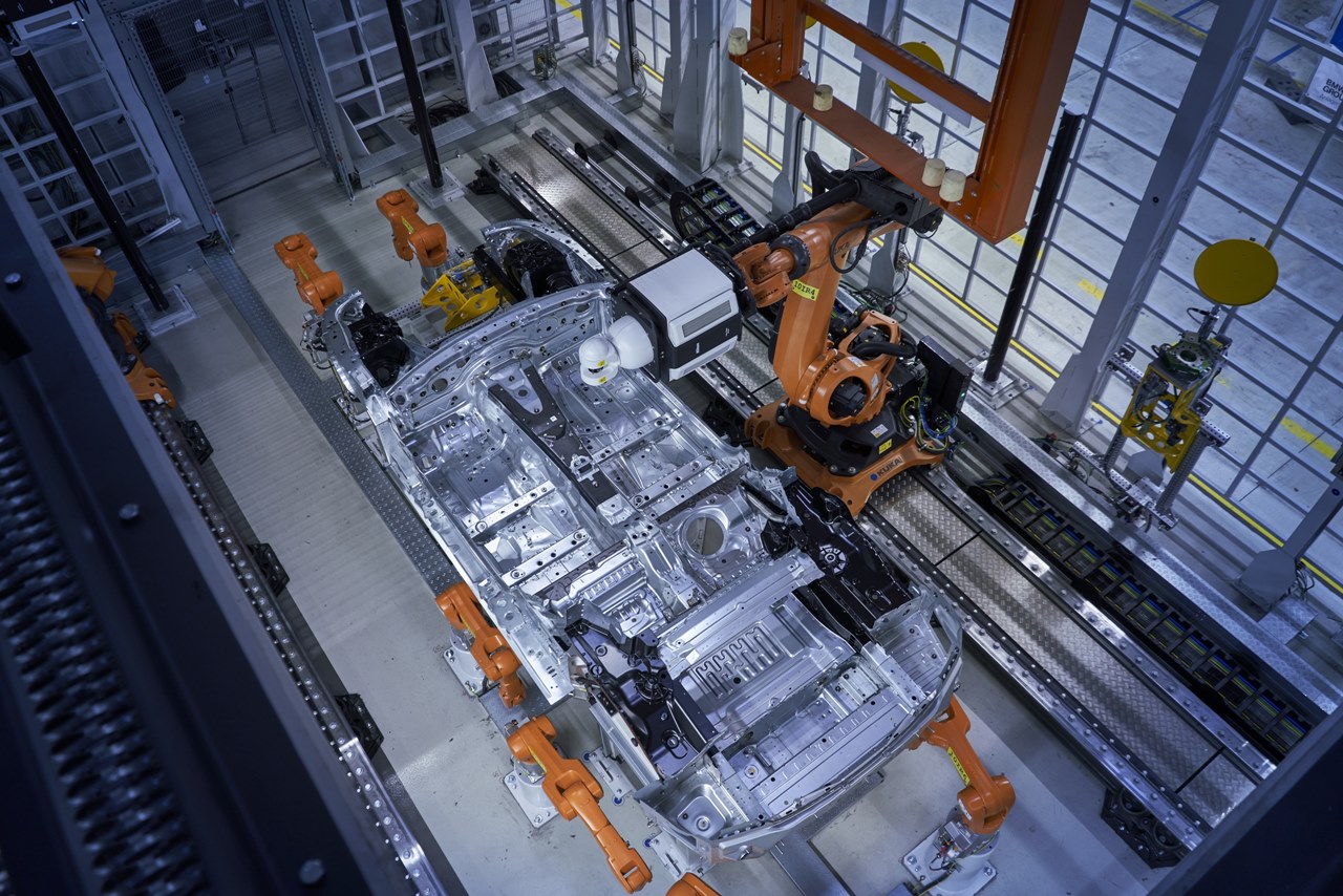 Die neue Multimesszelle im Dingolfinger Karosseriebau: Messung einer Bodengruppe des neuen BMW 8er Coupé mittels Laser-Radar-System.   