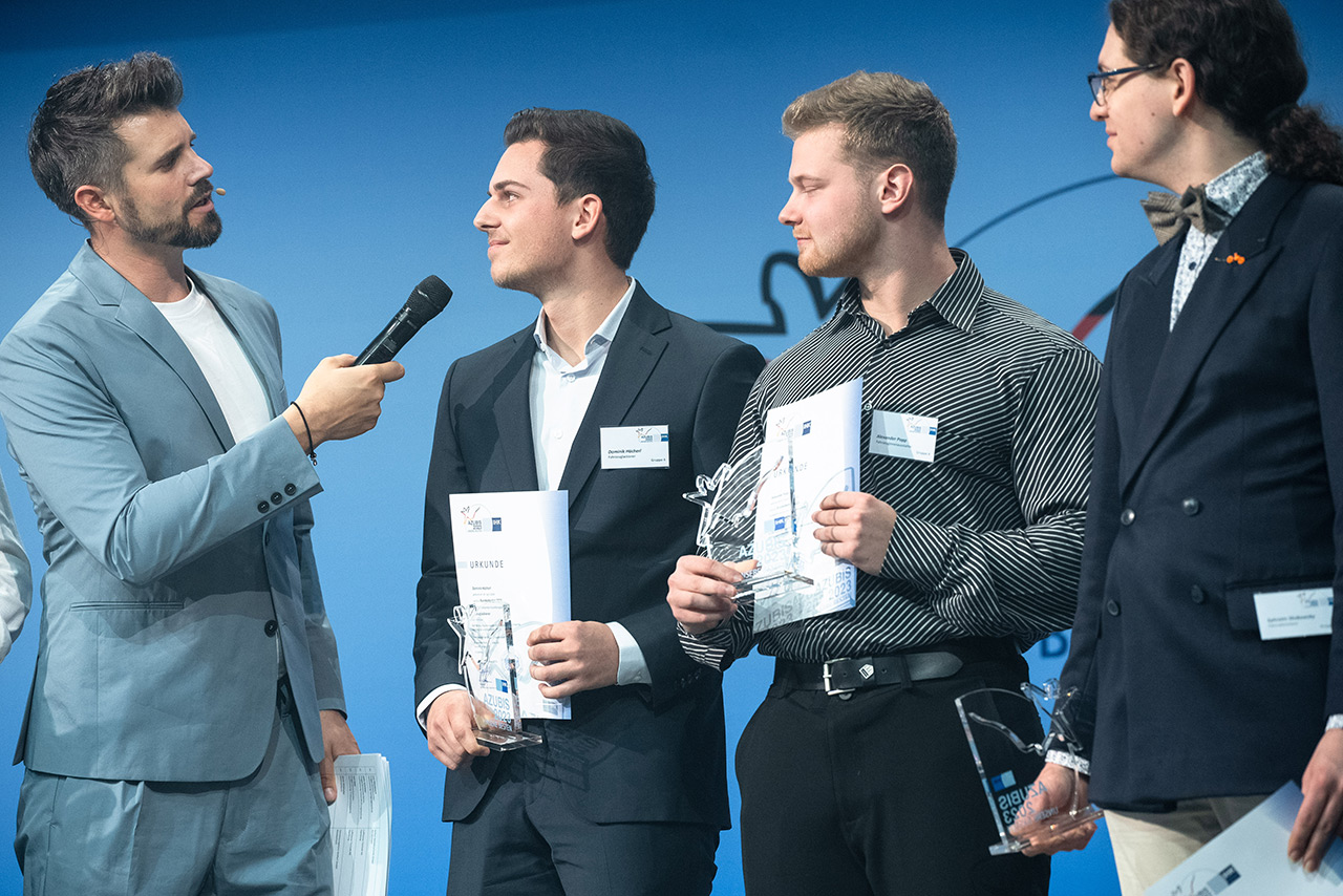 Auf großer Bühne: Dominik Höcherl (2.v.li.) und Alexander Popp (3.v.li.) bei der Bundesbesten-Ehrung in Berlin.