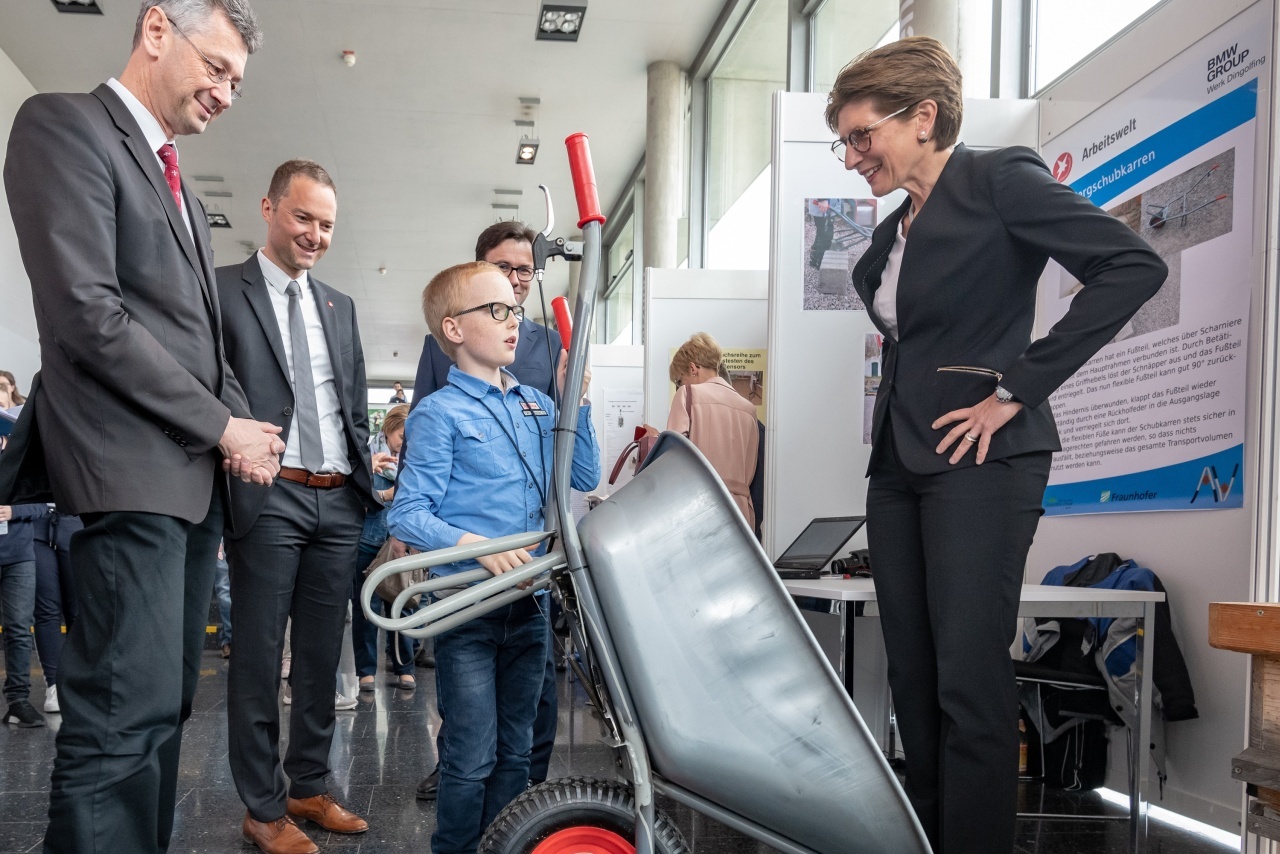 Besichtigten bei einem Rundgang die Arbeiten der Schüler: Der Bayerische Staatsminister für Unterricht und Kultus Prof. Dr. Michael Piazolo (links im Bild) und die Leiterin des BMW Group Werks Dingolfing Ilka Horstmeier (rechts).