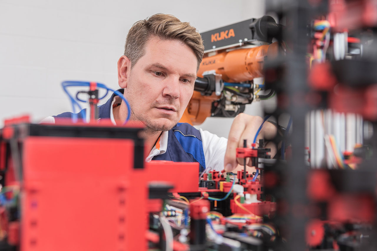 Mit einem fischertechnik Modell simulieren die Gießerei-Experten bei der BMW Group in Landshut Fertigungsabläufe.