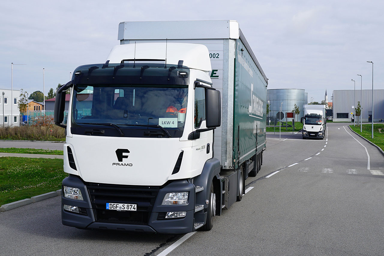 Zwei Trucks auf dem Weg zum BMW Versorgungszentrum Ergolding