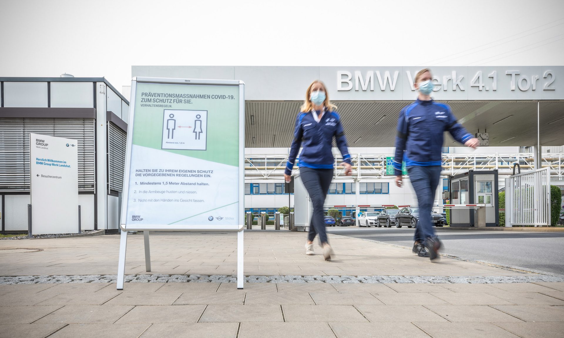 Bereits am Werkstor werden die Mitarbeiter an die geltenden Abstandsregeln erinnert. Wer mit dem Werksbus fährt, trägt sowieso schon Maske.