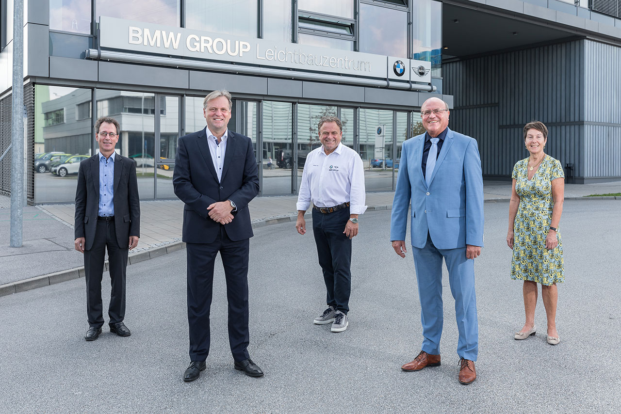 Dr. Stefan Kasperowski überreicht Spendenscheck im Beisein des Betriebsratsvorsitzenden Willibald Löw