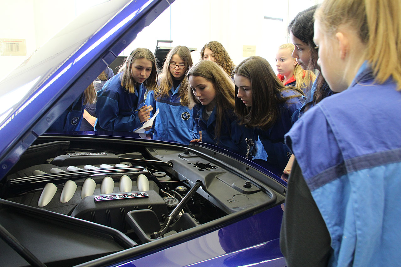  GirlsDay, Mädchen stehen um geöffnete Motorhaube