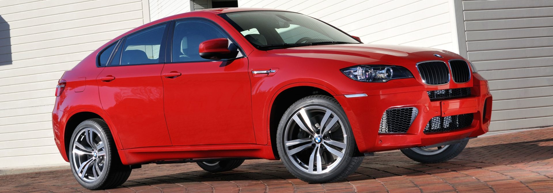 Beauty shot of first X6 M in front of a building. 