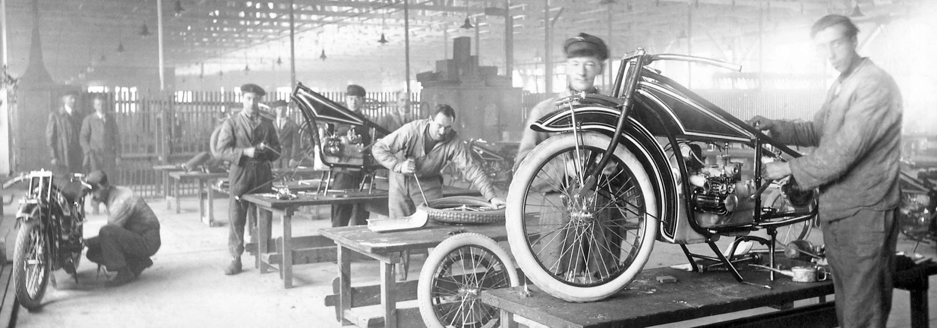 Einblick in die Produktion des ersten BMW Motorrads 1923.