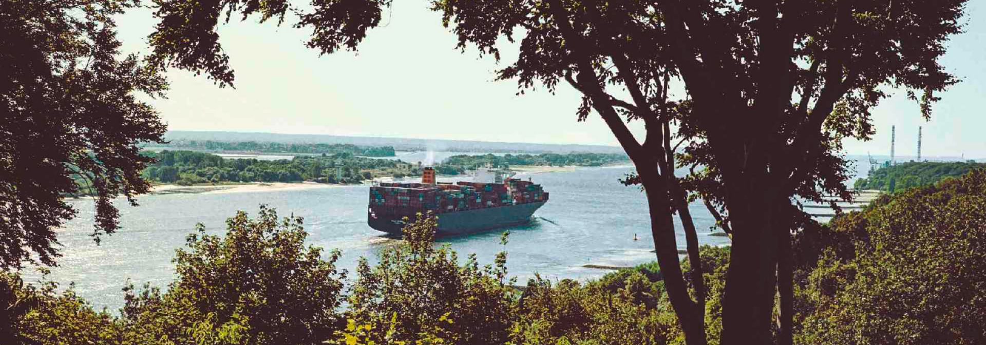 Containerschiff auf Fluss