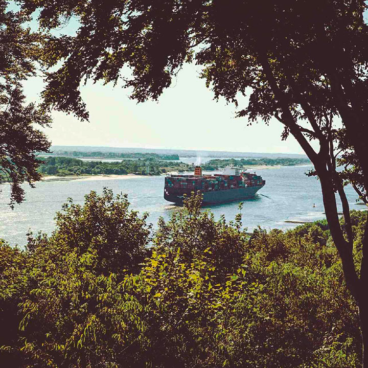 Containerschiff auf Fluss