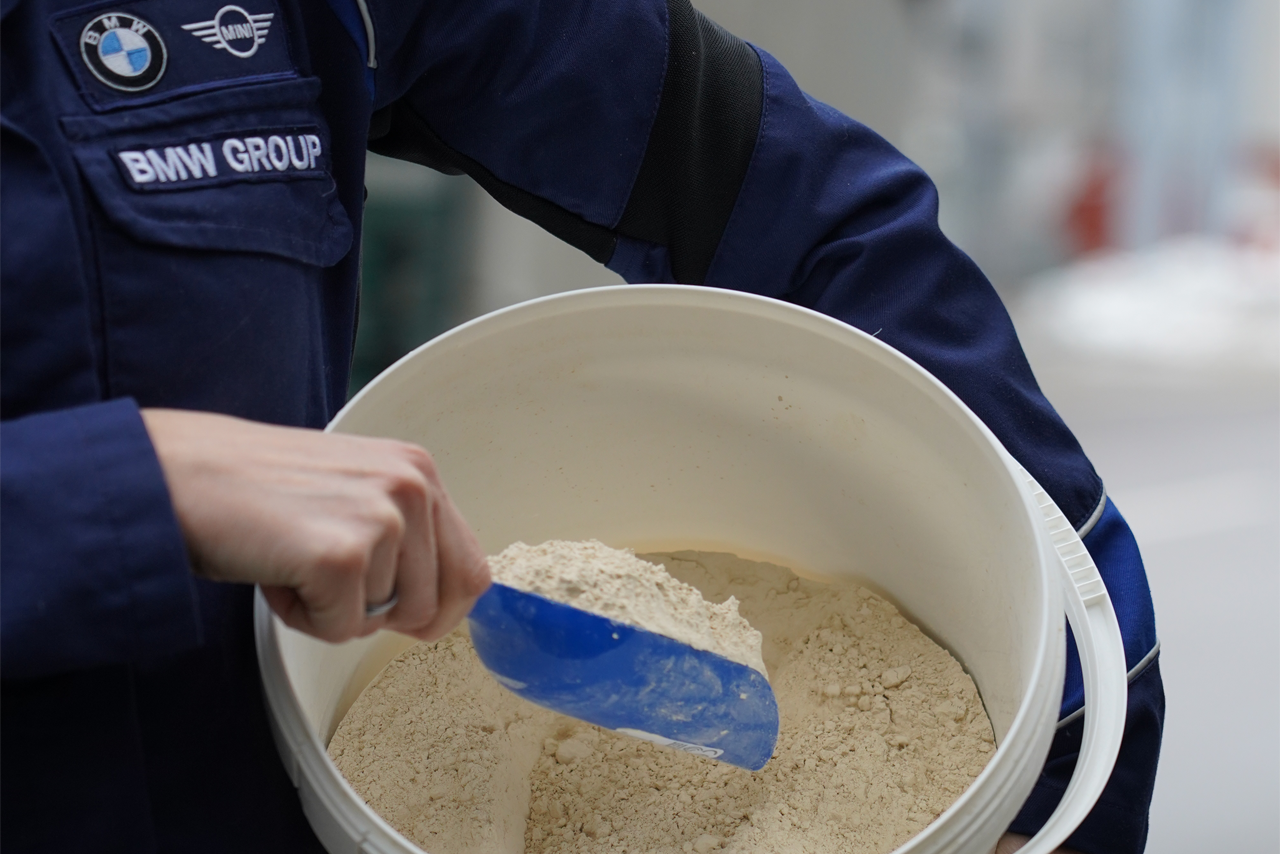 Limestone powder is used as a binder at the paint shop at BMW Group Plant Regensburg