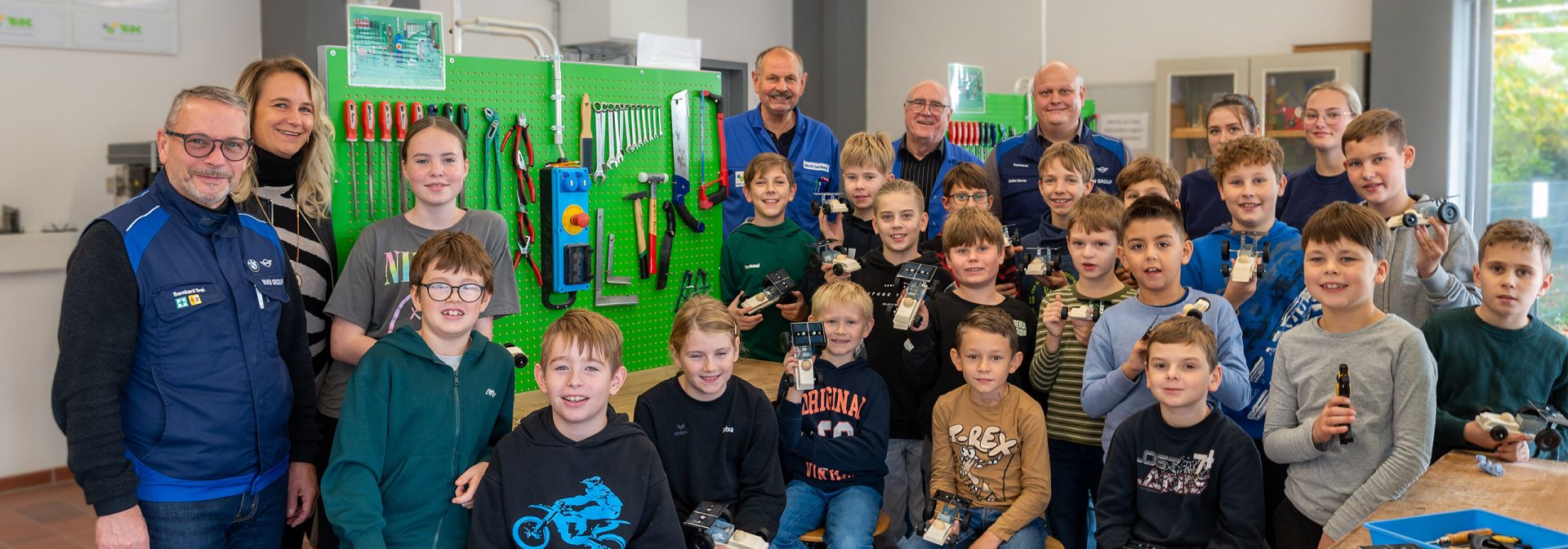 Eine Gruppe an Mitarbeiterkindern im Technikhaus