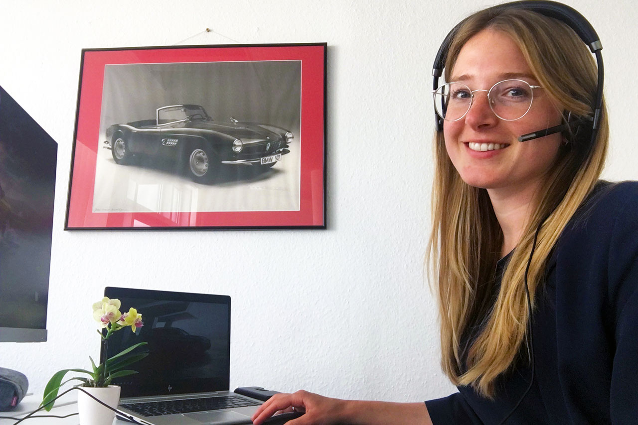 Clarissa Mühlbauer vom Personalmarketing für Nachwuchszielgruppen des BMW Group Werks Landshut beantwortet mit ihren Kollegen bei den SchülerElternsprechstunden Fragen rund um die Ausbildung bei der BMW Group