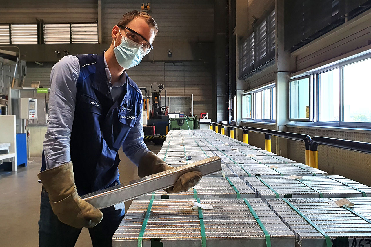 Ein Mitarbeiter im BMW Group Werk Landshut prüft einen Aluminiumbarren