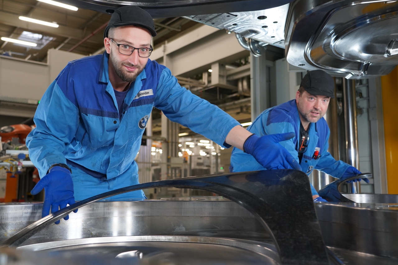 Die Carbonbestandteile der Kotflügelverbreiterungen werden im BMW Group Werk Dingolfing im besonders effizienten Nasspressverfahren gefertigt.