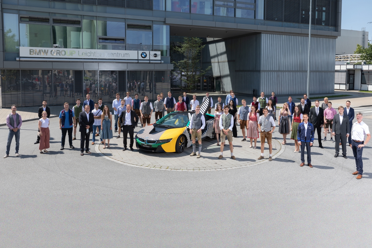 Die freigesprochenen Auszubildenden vor dem BMW Group Werk Landshut