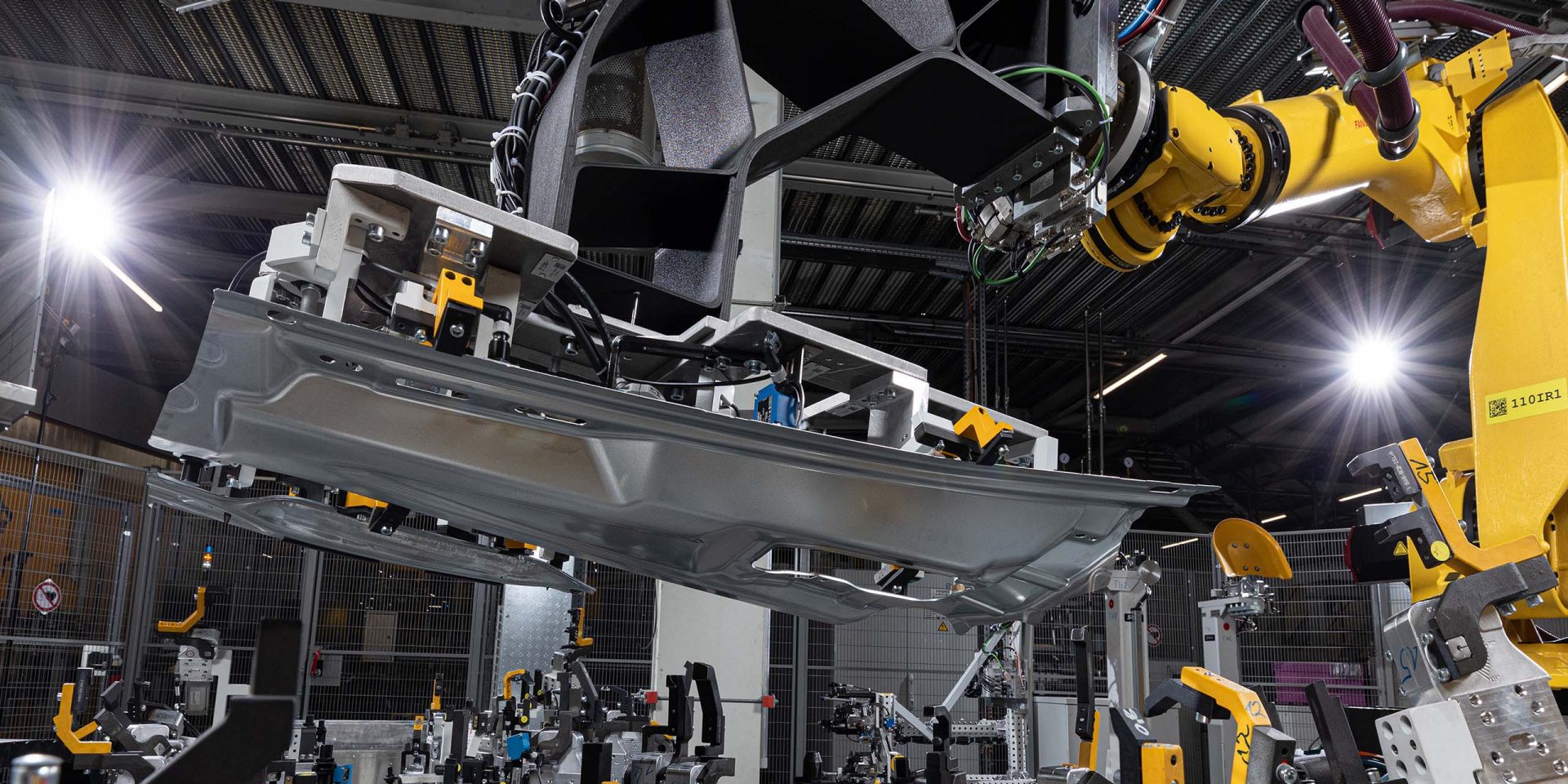 BMW Group Werk Regensburg setzt im Karosseriebau auf individuelle Roboter-Greifer aus dem 3D-Drucker