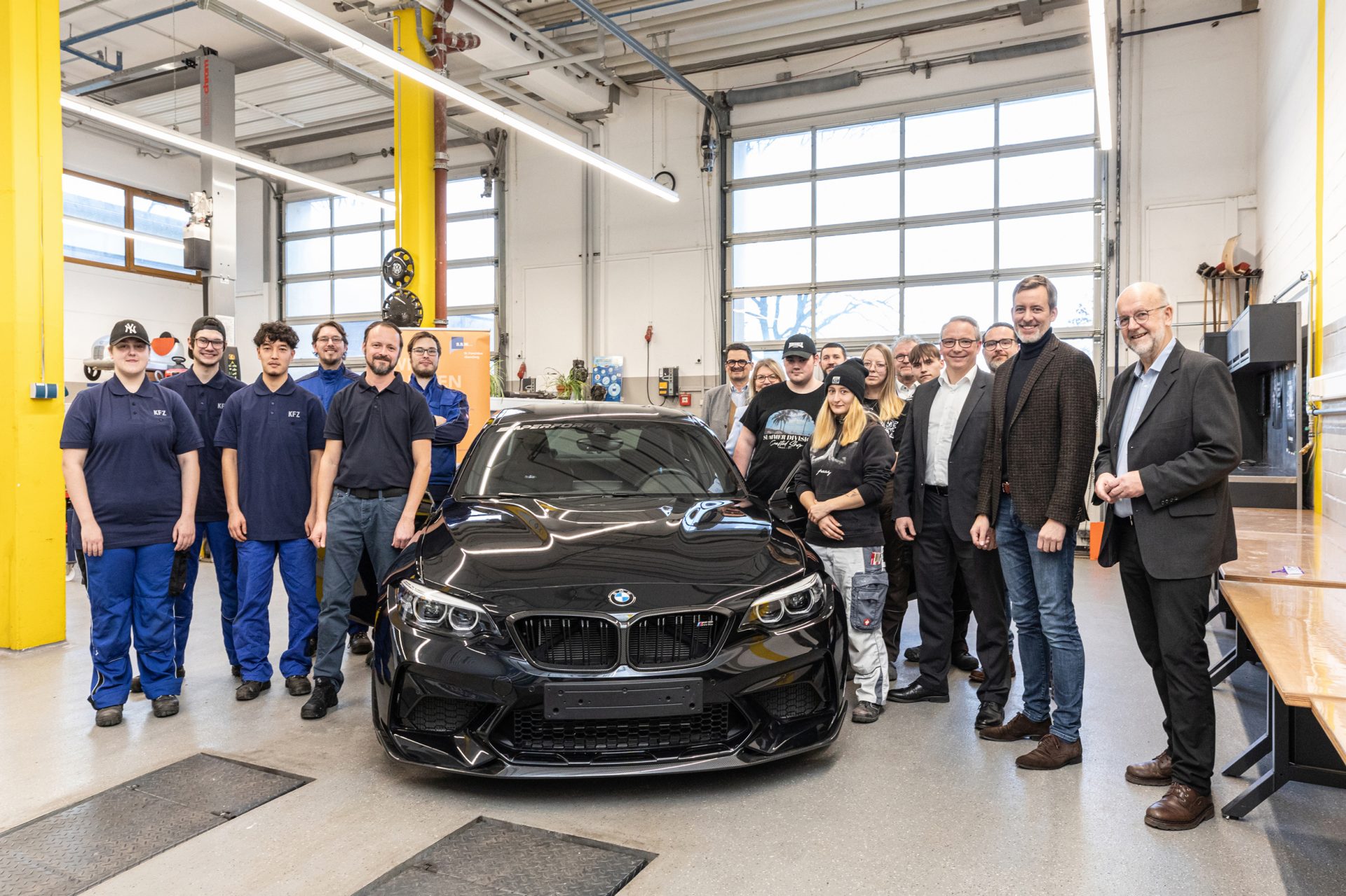 Ein BMW M2 Competition für das Berufsbildungswerk Abensberg