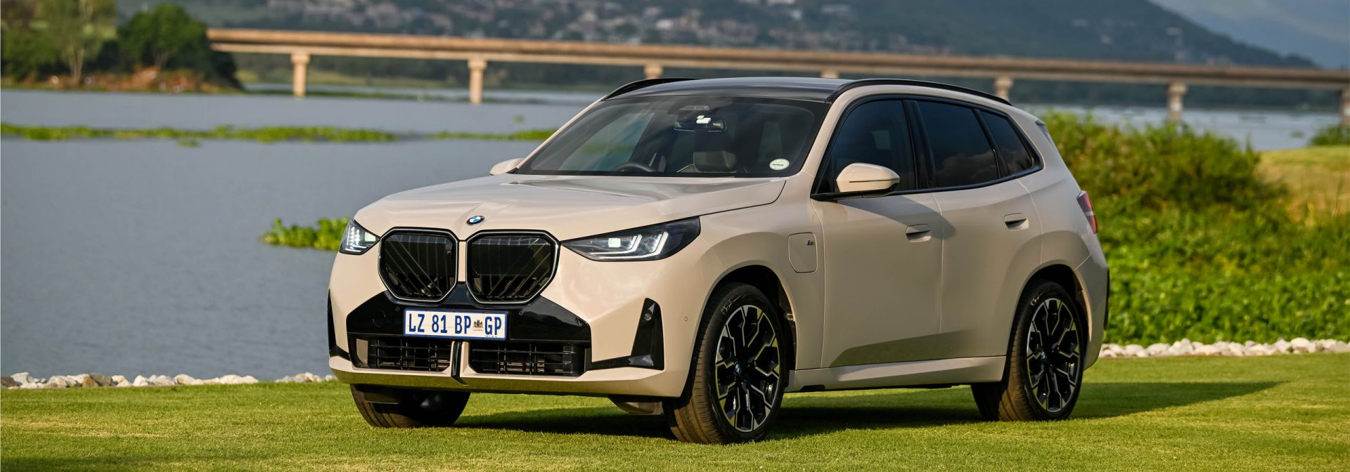 BMW X3 xDrive30e im Test: SUV mit Hybridantrieb und modernem Design auf der Straße.